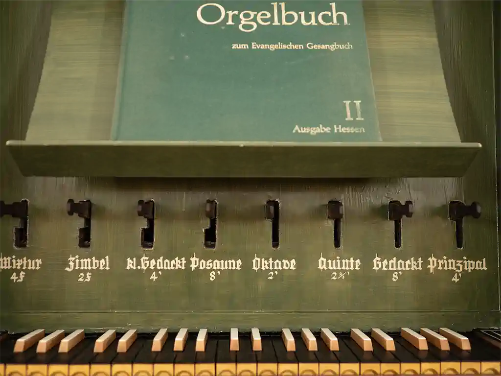 Bild 5 Tastatur Und Hebel Der Register Der Orgel In Der Ev. Kirche, Altenstadt Rodenbach, Erbaut Im Jahre 1621 Von Georg Wagner Aus Lich (zugeschrieben) Exhib