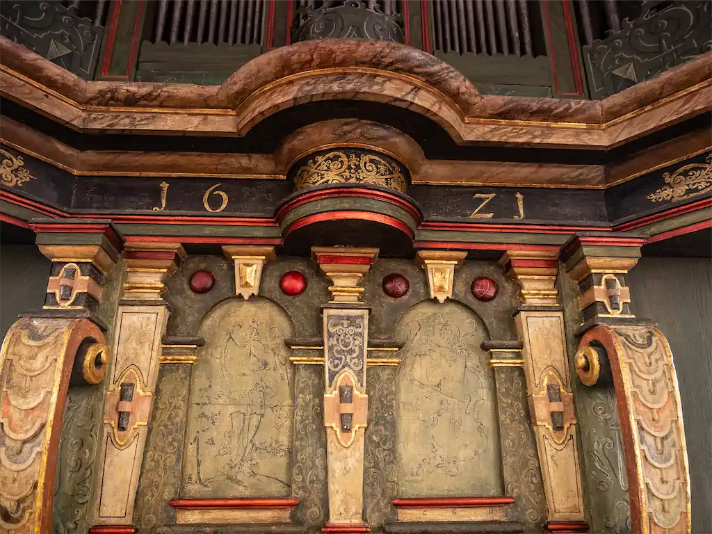 Bild 6 Verzierter Renaissance Spieltisch Der Rodenbacher Orgel. Die Jahreszahl 1621 Wurde In Gold Gefasst. Älteste Orgel Hessens, Die Regelmäßig Gespielt Wird Exhib