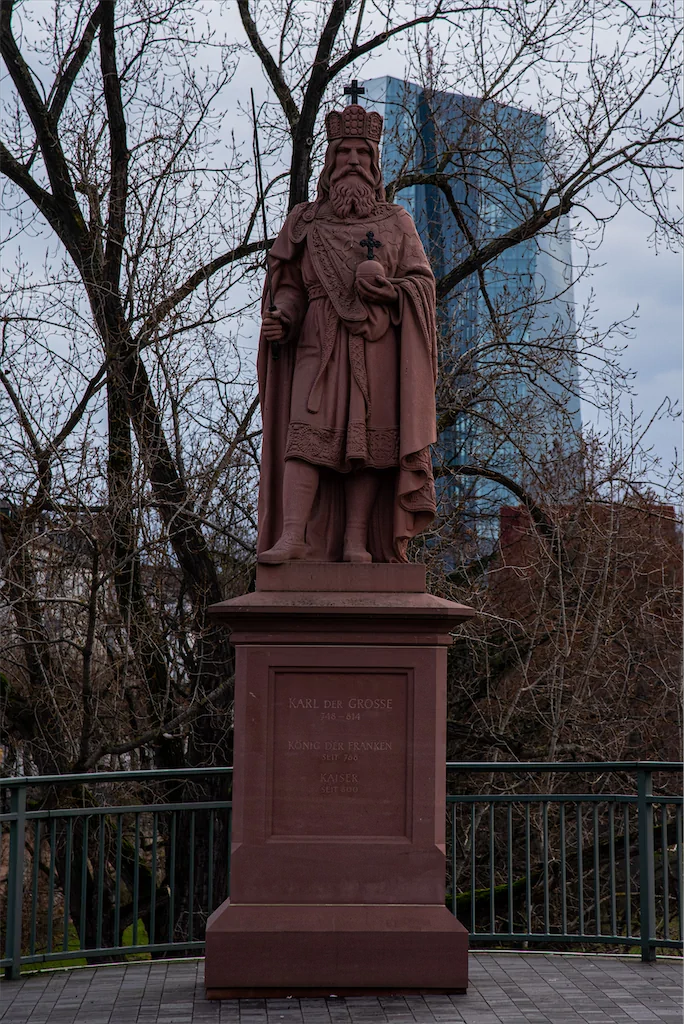 4 Thomas Schindler Statue Karls Und EZB In Frankfurt Europa 1024h 85