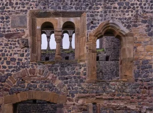 Burgruine Münzenberg, Fenster, Dahinter Waren Wohnräume Bild Nr. 3Raab Erbe 1024h 80