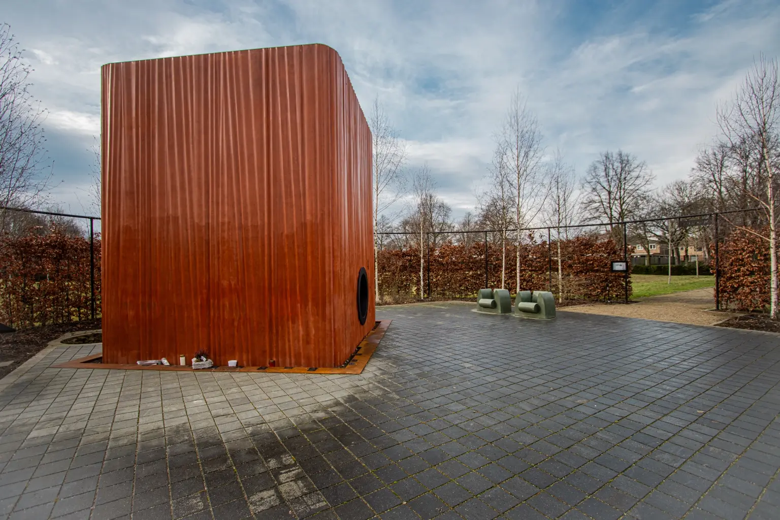 3 Manuela Backer Memorial Cube Maastricht Seitenansicht Manuela Backer